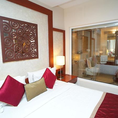 Siesta Hitech Hotel Hyderabad Eksteriør billede