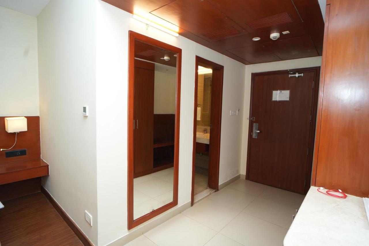 Siesta Hitech Hotel Hyderabad Eksteriør billede