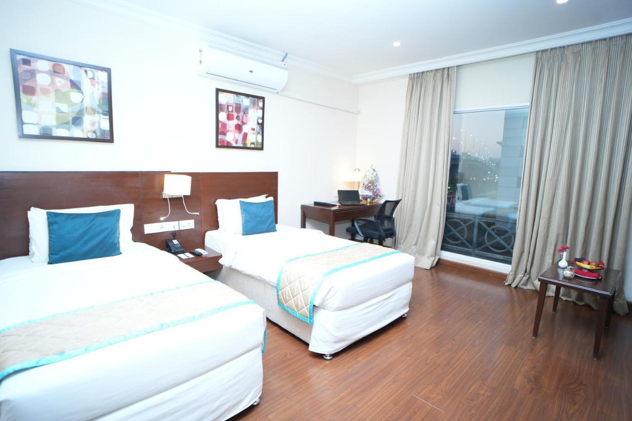 Siesta Hitech Hotel Hyderabad Eksteriør billede
