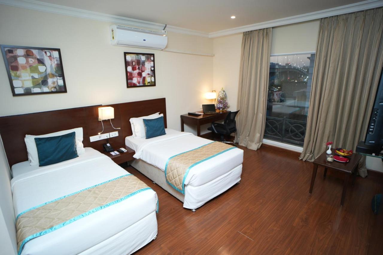 Siesta Hitech Hotel Hyderabad Eksteriør billede