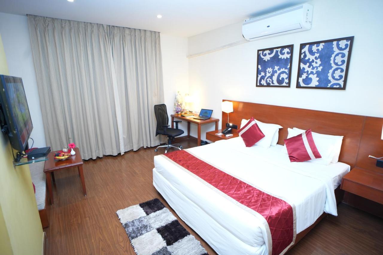 Siesta Hitech Hotel Hyderabad Eksteriør billede