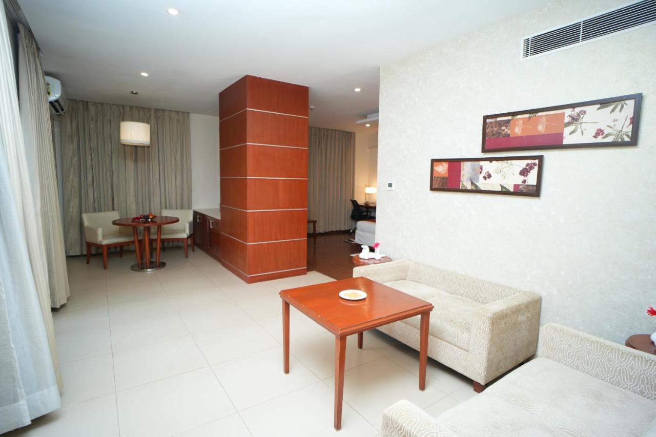 Siesta Hitech Hotel Hyderabad Eksteriør billede