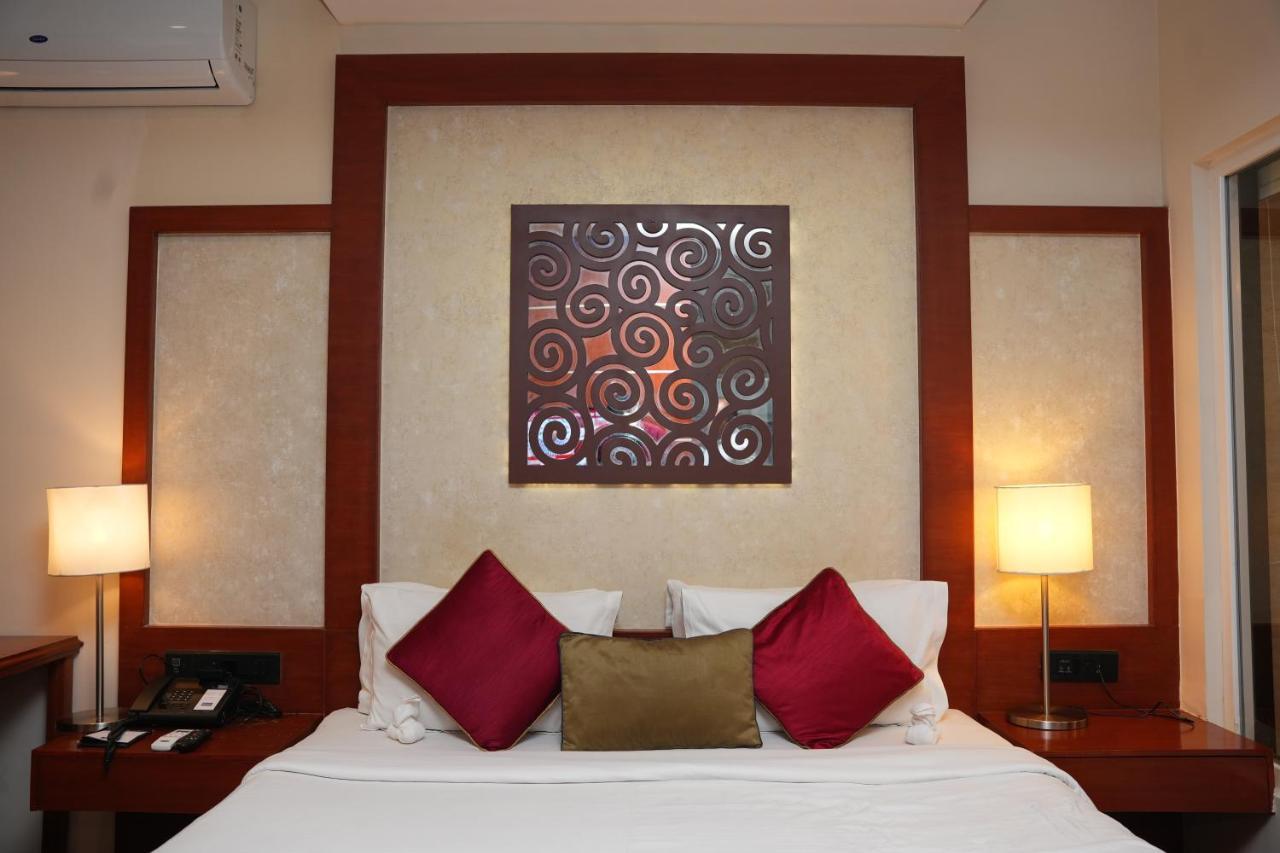 Siesta Hitech Hotel Hyderabad Eksteriør billede