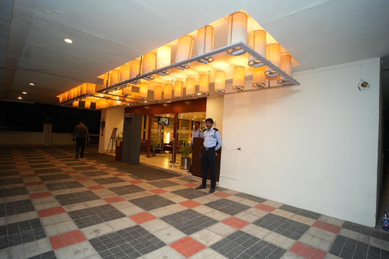 Siesta Hitech Hotel Hyderabad Eksteriør billede