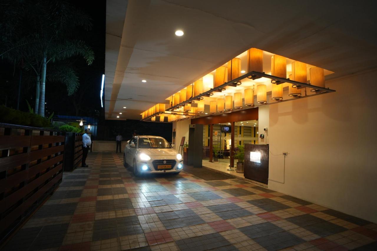Siesta Hitech Hotel Hyderabad Eksteriør billede
