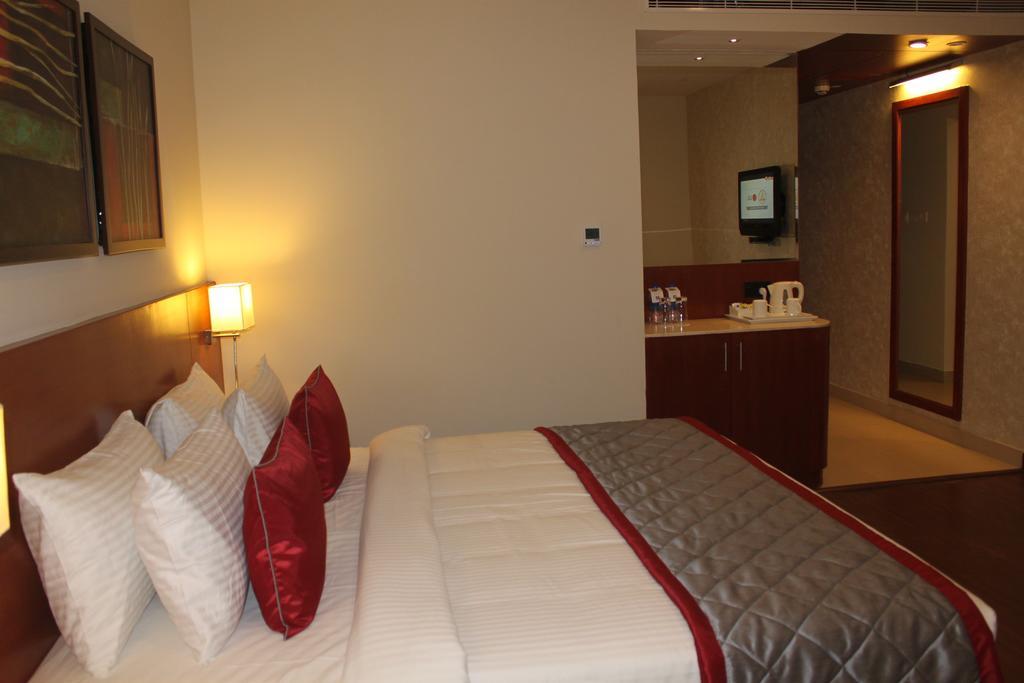 Siesta Hitech Hotel Hyderabad Eksteriør billede